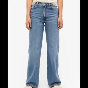 Jeans i modellen Yoko i färgen mid blue. Storlek 27. Använda ett fåtal gånger. Köparen står för frakten💓