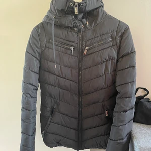 Roco Baroco Jacka / Svart / S  - Fin vinterjacka i väldigt fint skick. Jag har använt den i en säsong men den är för liten för mig nu. Jag ska försöka hitta pälsen som tillhör till luvan. Priset kan såklart diskuteras vid snabb affär! <3 (frakt tillkommer)