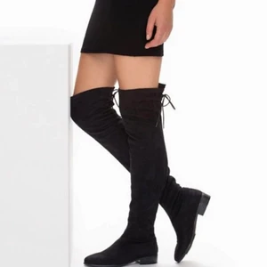 Höga stövlar - Svarta höga stövlar med låg klack, snörning bak. Storlek 38 🤩