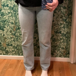 Levis jeans - Säljer dessa as snygga och trendiga raka jeansen från Levis💕de är använda fåtal gånger, sälj pga att de tyvärr blivit för små💕nypris är 1200kr👍🏻skulle säga att de sitter som en S. Köparen står för frakten!