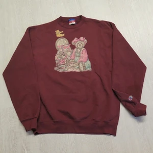 champion nalle sweatshirt - Champion sweatshirt med nalle-print på strl L. Passar bra som oversize om man har mindre strl :) 66 kr spårbar frakt.  Skicka meddelande vid frågor/fler bilder! Notera fläck på ena ärmen och kvalitet av print.  Notera att små defekter kan finnas då den inte är ny. Större brister nämns tydligt i annonsen/visas på bild. OBS! Bud är bindande!!!!!!! 