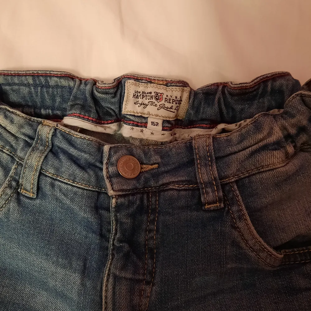 Jättefina håliga jeans från Hampton Republic💕 Säljer eftersom de har blivit för små🥰. Jeans & Byxor.