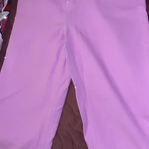 Shein lila jeans  - Säljer ett par fina lila jeans som är helt nya. Dom är öppna vid benen. 