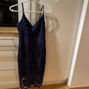 Klänning  - Fin klänning man kan använda när som! Bra skick. Passar tyvärr inte mig längre. Pris kan diskuteras. 