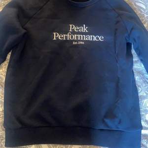 Peak performance tröja, nyskick storlek S. Säljs för 400kr, nypris 1000kr