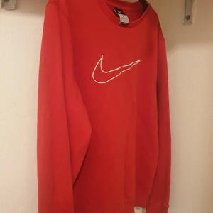 Orginal NIKE hoddie/tröja!! 🥰🥰 stl M röd - Äkta Orginal NIKE hoddie/tröja!! 🥰🥰 stl M   👍Bilder finns att få.      ❌Märkeskläder utförsäljning ❌                                                                                                 💌Postas över hela Sverige, helst med rek. post för bådas säkerhet.💌