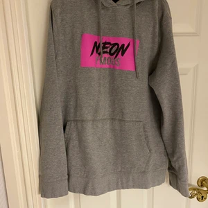 Grå hoodie - Fint skick känns mer som en Medium än en Extra large