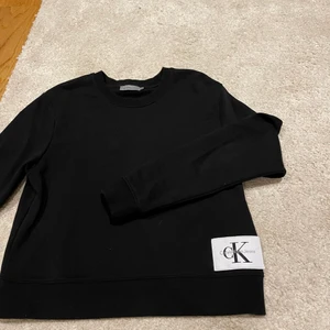 Calvin Klein tröja - Calvin Klein tröja. Svart, storlek XS. Äkta såklart. Knappt använd, som ny.