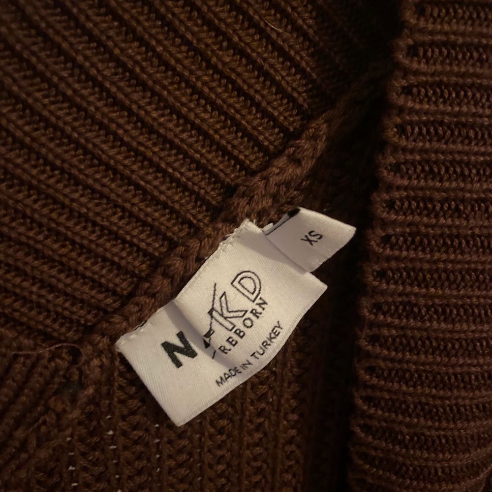 Höstig NAKD tröja som har blivit använd 2/3 ggr i mycket fint skick. Stl xs. Stickat.