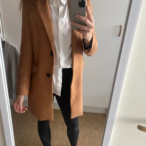 Kappa från Zara - Superfin kappa som tyvärr inte kommer till användning. Storlek XS, finns i Västerås kan skickas då säljaren står för porto. 