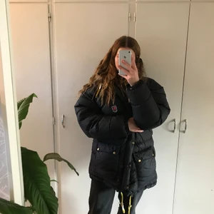 Fjällräven jacka storlek S - Jag säljer vidare min fjällräven jacka då den är för stor för mig. Jag är 166 lång och ganska liten. Jackan är fin i övrigt, mycket fluffig och fin form. Den är väldigt varm och gosig och passar perfekt nu till vintern då den är väldigt trendig🥰🥰 . Nypris är 6000 kronor.