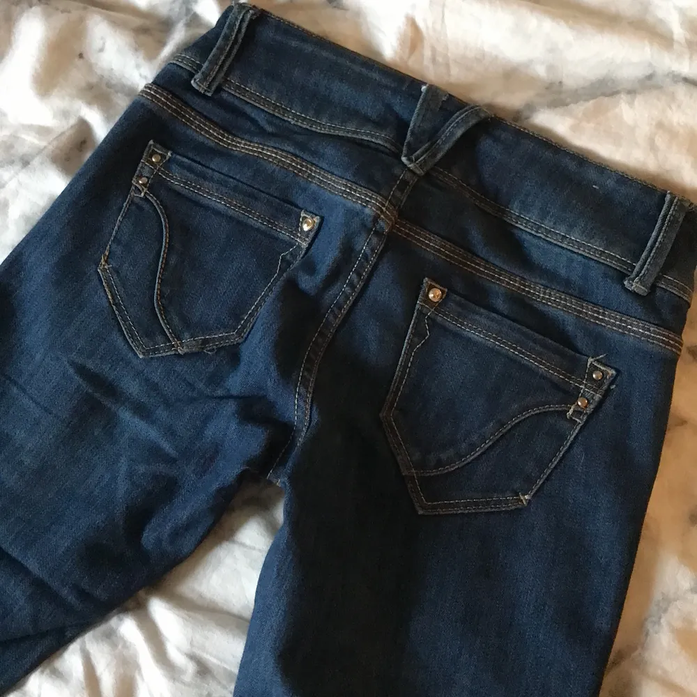 Skit snygga trendy lågmidjade jeans, använde mkt innan, skit fräscha. Från Cindy.h! BUDA!!!! Kan tyvärr inte visa dessa på då jag inte får på mig dem😊. Jeans & Byxor.