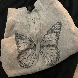 Snygg fjärilsrtröja - Hej! Säljer denna sjukt snygga kofta med en fjäril på gjord av paljetter. Skriv gärna för fler bilder osv!!🥰🥰