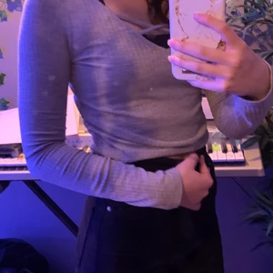 Långärmad tröja  - Grå långärmad tröja med v ringning. Lappen är borta så vet inte vart den är köpt. Köpte den second hand för ett tag sen men har bara använt den en gång. 