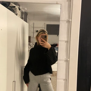 Stickad polo - Svart stickad polotröja som är köpt förra vintern, jätte varm och skön🤎