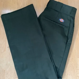 Dickies - Jättecoola och inte så vanliga mörkgröna dickies. Passar någon runt 170 cm