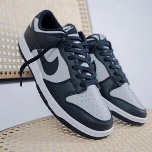 Dunk Low Georgetown  - Dunk Low Georgetown   Tillgängliga storlekar⬇️  • EU40 • EU43  • EU44  • EU45   • Pris: 1799kr   • Går att lösa andra storlekar   • Vi nås via dm för eventuella frågor eller funderingar!  #erisneakers 