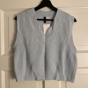 Ljusblå stickad väst - Ljusblå stickad väst, aldrig använd och prislapp kvar. Frakt tillkommer 💙