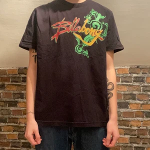 Vintage Billabong T-shirt  - Köpes direkt för 120 kr. Passar bra på mig som är 168. True to size. I fint skick. För mått eller fler bilder kontakta mig!