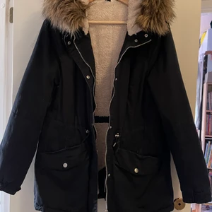 Vinterjacka Svart - En svart vinterjacka från H&M i storlek 42. Flertalet fickor. 