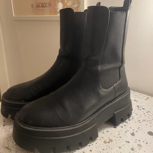 sjukt snygga boots!! - Snyggaste bootsen till hösten med grövre sula!!😍 Köpta förra hösten men sparsamt använda så mycket fint skick!!(nypris 600kr) Pris är inklusive frakt!🌟