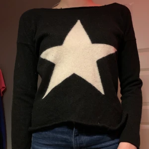 Tröja med stjärna  - Tröja från sellpy som inte kommer till användning, lite stickig med funkar om man har en annan tröja under 💋🙌🏼