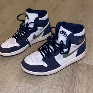 Jordan 1 high  - Säljer nu mina Jordan 1 high som tyvärr inte kommer till användning längre. Köpte dom i januari 2021 och har hållit dessa skor fräscha sen dess. De är köpa på sold out för 4200 kr och de är självklart äkta. !! Säljs endast vid bra pris !! Frakt betalas av köparen och köparen väljer fraktalternativ. Skorna är i storlek 40 men passar även för de som har 39. 
