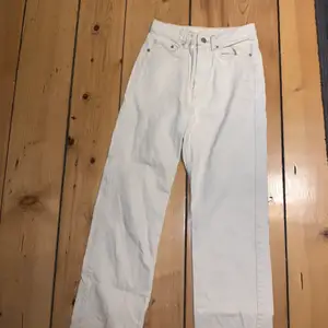 WEEKDAY JEANS ROW, strl 26/30, beiga, säljer pga för små, orginalpris: 500, säljer för 300+frakt