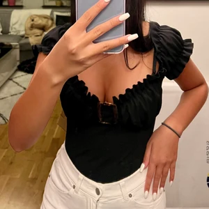 Fest topp - En jättefin topp från Missguided i storlek XS. endast testad och använd en gång.  Säljer nu den då den inte kommer till någon användning!🤎  Bild tagen av min lillasyster🤎