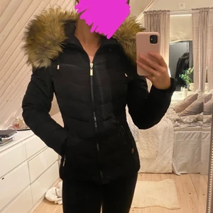 TESSIE jacka - Jättefin jacka från Tessie som inte säljs längre. Nypris runt 1000kr, ca 2 år. Inget sönder och är i fint skick! Säljes för 250. Om fler är intresserade blir det budgivning💕
