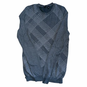 Stickad Vintage Hugo Boss  - Skick 9/10.                                                                              Storlek är i slim fit och L, på grund av slim fit sitter den lite tightare än normal L