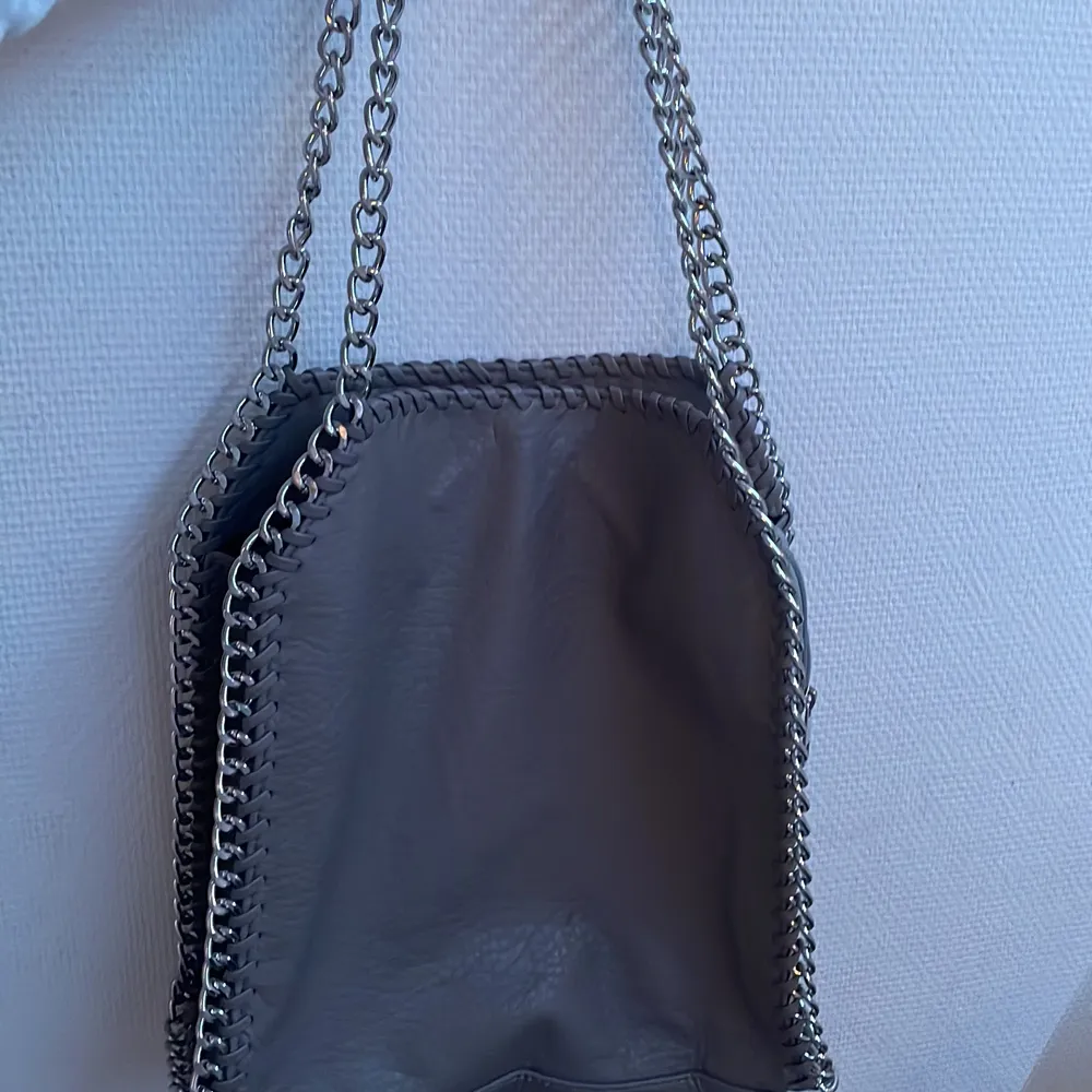 🤍en skitsnygg knappt använd beige/grå väska från Tiamo🤍 Start pris ligger 200kr + frakt . Väskor.