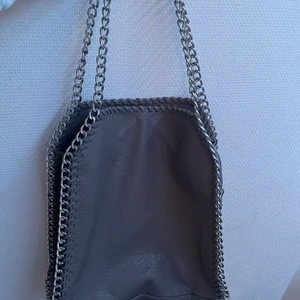 Tiamo väska  - 🤍en skitsnygg knappt använd beige/grå väska från Tiamo🤍 Start pris ligger 200kr + frakt 