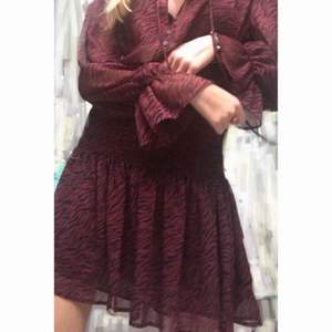 Säljer denna slutsålda klänningen från zara i storlek s!💕💕🌸