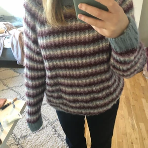 Other stories tröja - En jättemysig stickad tröja från other stories. Sista bilden ger färgen rättvisa. Bra skick. 