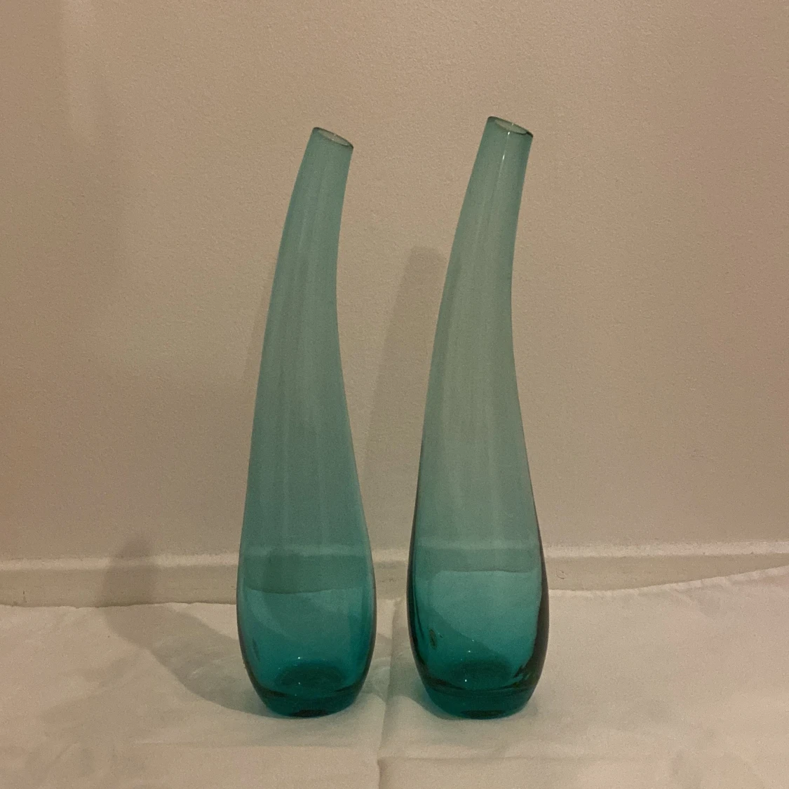 Vackra blå färgade vaser