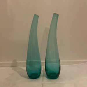Vackra blå färgade vaser - Vaserna har aldrig användits dom har inga sprickor eller så dom är ganska nya och vackra!  För priset kan ni skriva själva👍🏼