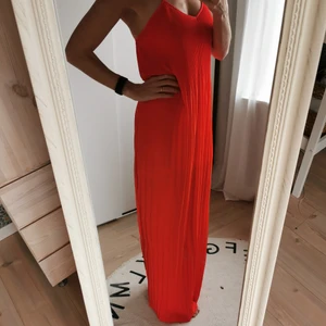 Plisserad långklänning strl xs - Superfin plisserad långklänning i storlek xs från bikbok. Endast testad, aldrig använd.              Köparen står för eventuell frakt, skickar med billigaste alternativet eller annat enligt önskemål ☺️