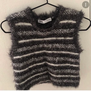 Stickad väst - Säljer denna stickade väst från zara, kommer inte till användning längre tyvärr. Inga skador utan den är som ny ❤️