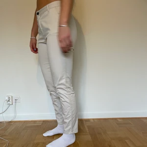 Beige byxor - Beigea chinos byxor från NewYorker. Använda 3-4 gånger, som nya!