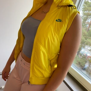 Gul väst - Västen är använd under en vår och är nästan helt ny. 