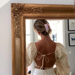 Topp med öppen rygg  - Så fin beige topp med snörning i ryggen. Aldrig använd. 