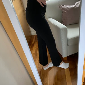 Stretchiga kostymbyxor - Säljer helt nya stretchiga kostymbyxor från H&M i storlek XS, endast använda en gång och säljer då de är för korta för mig som är runt 170cm!! Superfina med riktigt bra passform som jag säljer från 100kr!! Eller köp nu 150kr! 