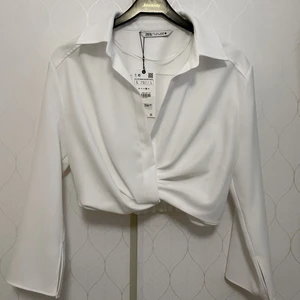 Oanvänd topp - Vit topp från Zara, helt oanvänd. Ganska liten i storleken för att vara L. (Andra och tredje bilden är inte mina)