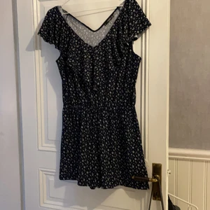 Byxklänning med mönster  - Aldrig använd men dock tvättad. Om man köper annan vara av mig så får man denna på köpet :)