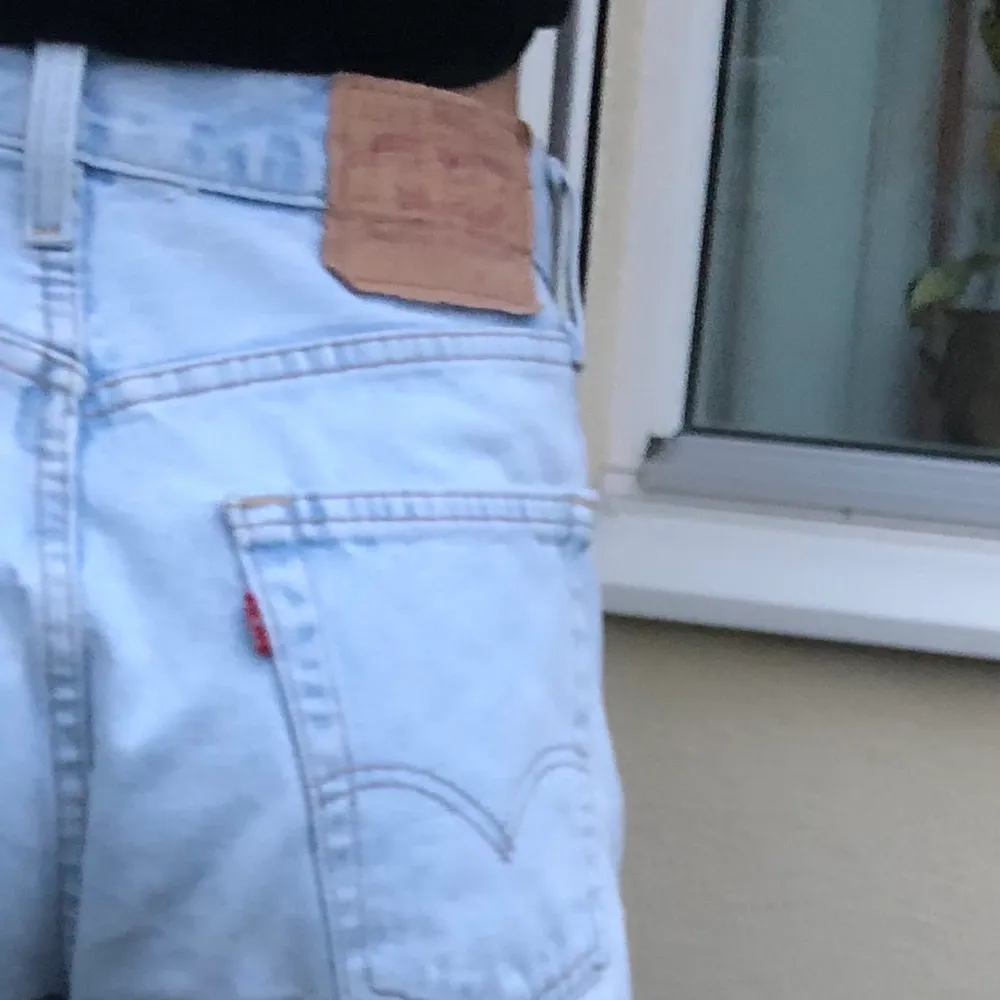 Snygga Levis jeans kan tyvärr inte se storleken men något stora för mig som är strl S💙. Jeans & Byxor.