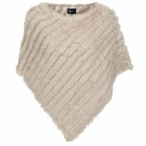 Vit päls poncho  - Använd fåtal gånger för längesedan, väldigt bra skick. Bra till vintern då det värmer. Ordinarie pris, 650kr. 