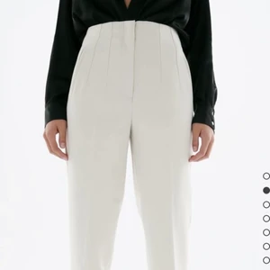 Byxor kostymbyxor  - Säljer dessa populära Zara byxor. Jätte fina dock för stora för mig. Använda endast en gång