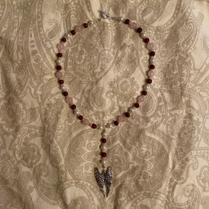 .｡*ﾟ+.*. halsband ｡+..｡*ﾟ+ - Rött och rosa halsband gjort med pärlor av rosenkvarts, mörkröda glaspärlor, rosa pärlor och vaxade pärlor samt en silver pendant i form av änglavingar ☁️🐇🌫💌🕊! gratis frakt !