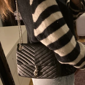 Rebecca Minkoff väska - Säljer denna jättefina och användbara väska från Rebecca minkoff. Den är i svart läder med silver detaljer. Man kan ha den över axeln eller som crossbody genom att justera kedjorna❤️